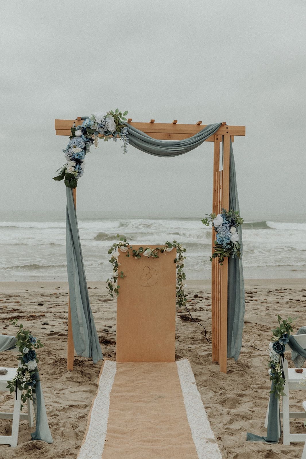 Wedding Podium for Sale – Includes Custom Couple Illustration