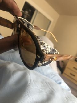 Gucci aviator sun glasses with blinkers