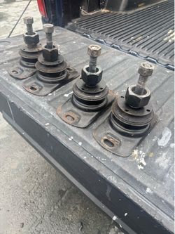 Volvo mounts