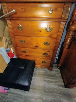 $600obo All wood Queen bedroom set Great condition!