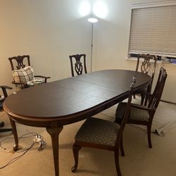 A super practical dining table / work table