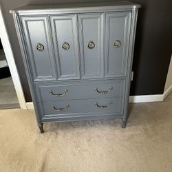Dresser -vintage- Must Pick Up 