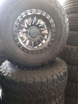 Bendo un set de Rines nuevos con llantas usados 28570R17 para Toyota Tacoma Chevy silverado