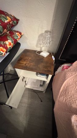 Juego de cama con colchón + 2 mesitas de noche – $220