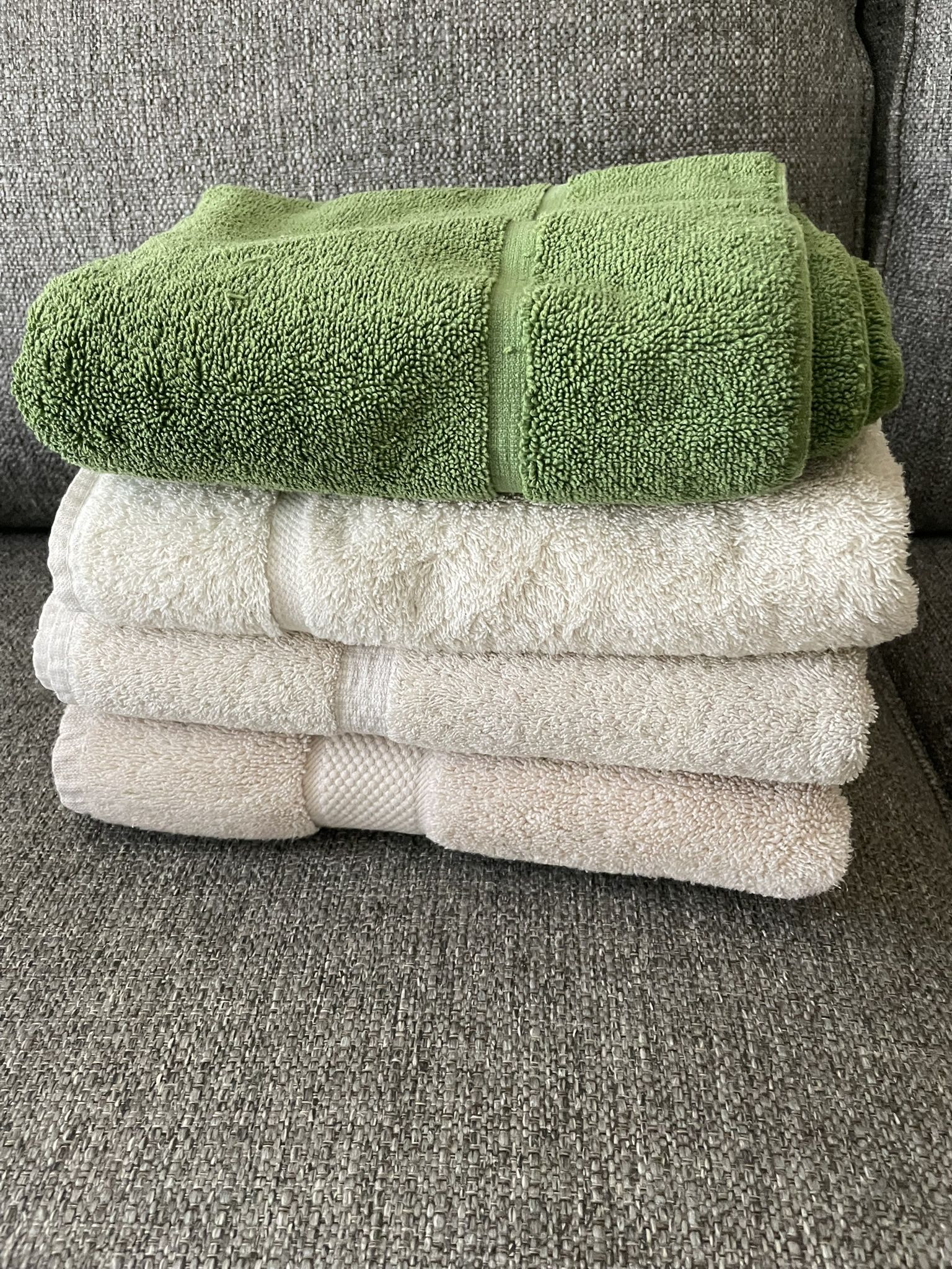 3 Large Bath Towels & 1 Terry Cloth Bath Mat (#d)