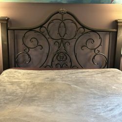Queen Size Metal Bed Frame – Headboard & Footboard – Sturdy & Stylish