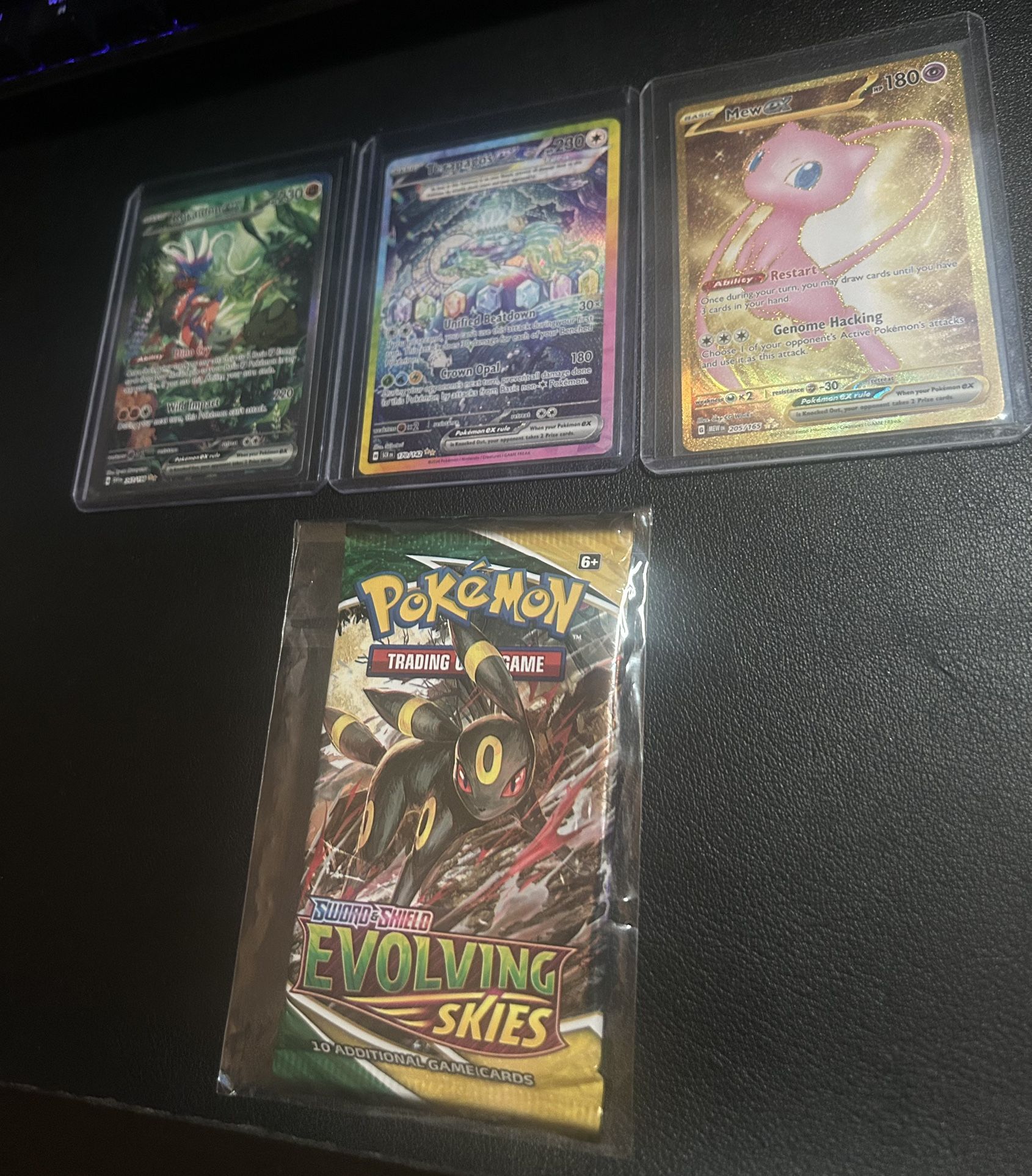 Pokemon Lot and Sealed Evolving Skies pack