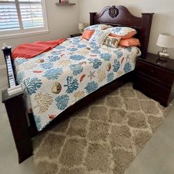 GORGEOUS QUEEN BED SET INCLUDING NIGHTSTANDS, TABLE LAMPS, MATTRESS & BOX SPRING $500