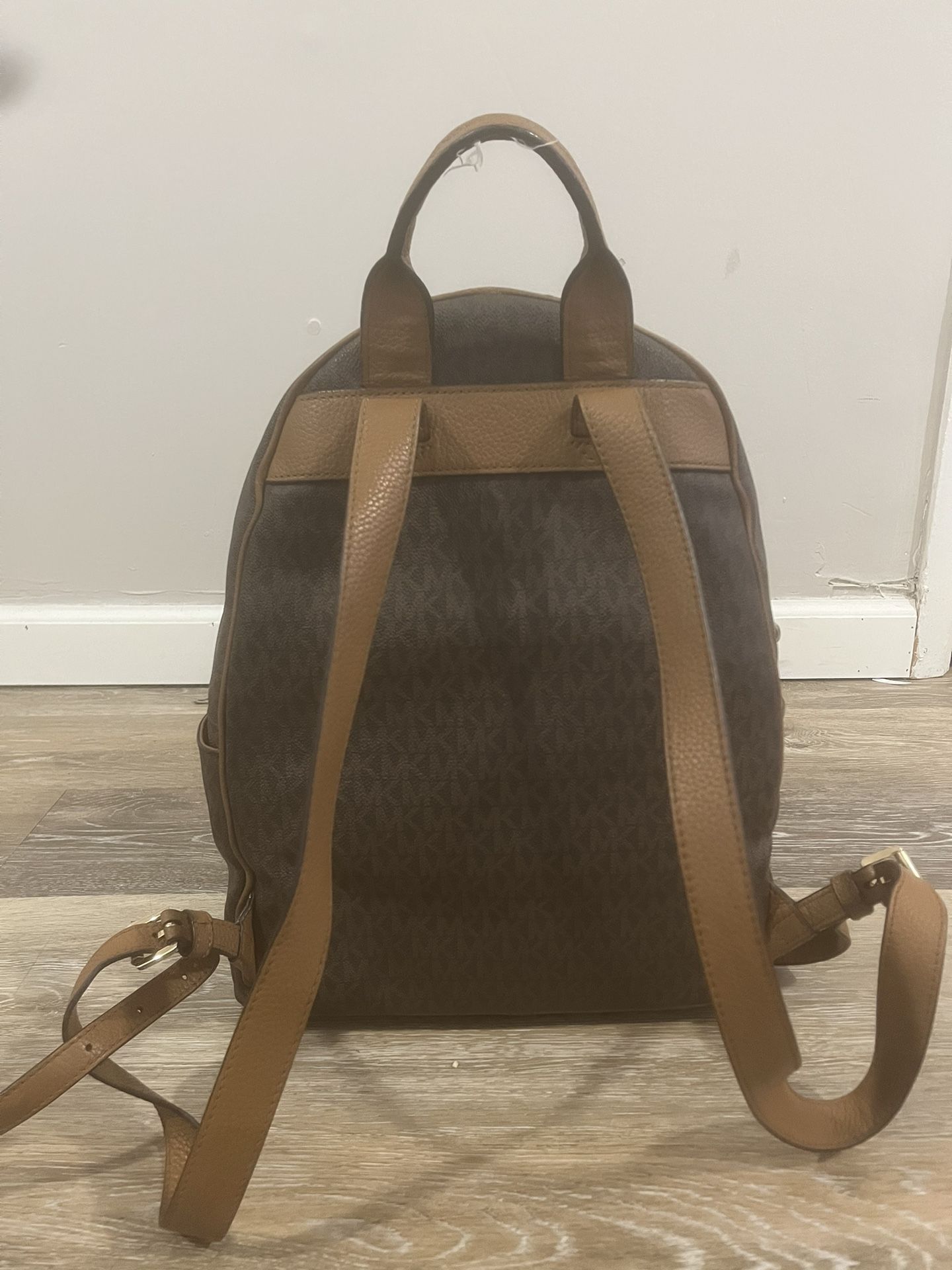 Michael Kors Nude, White and Peanut Selma Medium Satchel for Sale in Sully  Station, VA - OfferUp