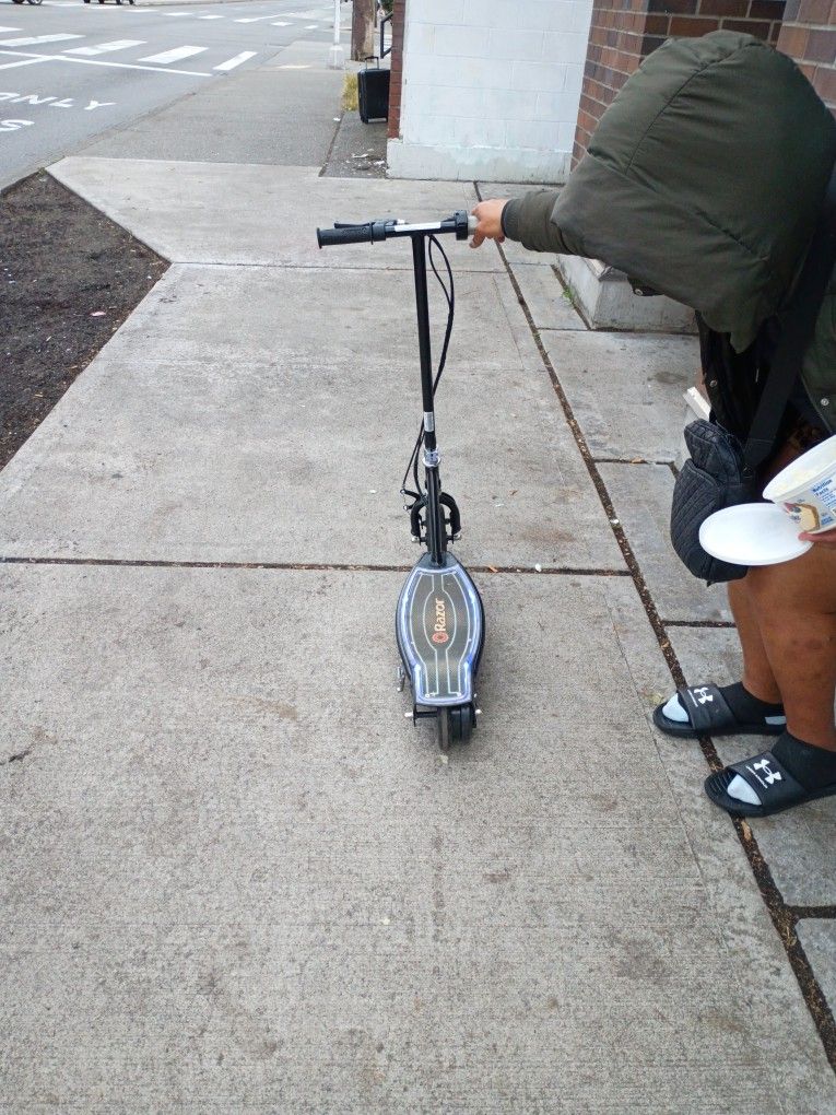 RAZOR E100 GLOW ADULT SCOOTER