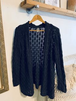 Grey knitted Long sleeve cardigan.