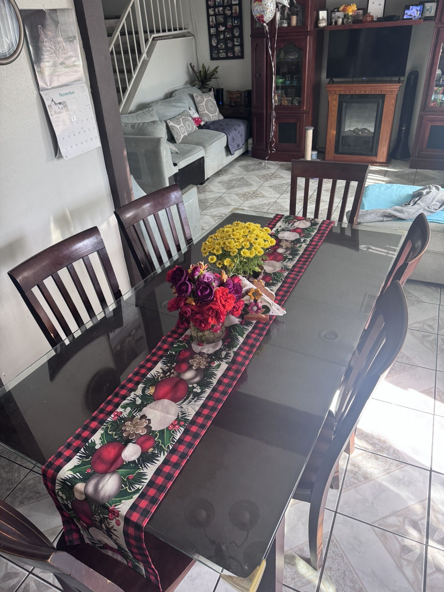 Wood Table With Tempered Glass Top/Mesa de madera con tapa de cristal templado