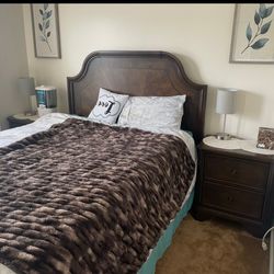 Queen bed with dresser and 2 side table