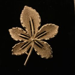 Vintage Gold Tone Flower Shaped Brooch (Sarah Cov)