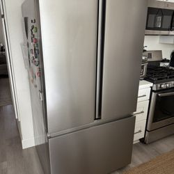 Hisense 26.6-cu ft French Door Refrigerator with Ice Maker/ water Dispenser 