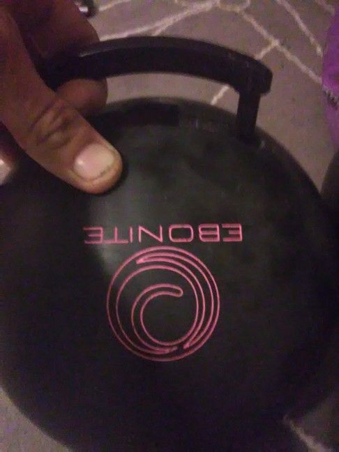Handicap & beginner retractable handle bowling ball & wrist protector