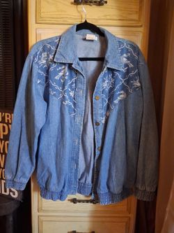 VINTAGE TEDDI denim jacket featuring white embroidered birds and branches on the yoke, size medium to large