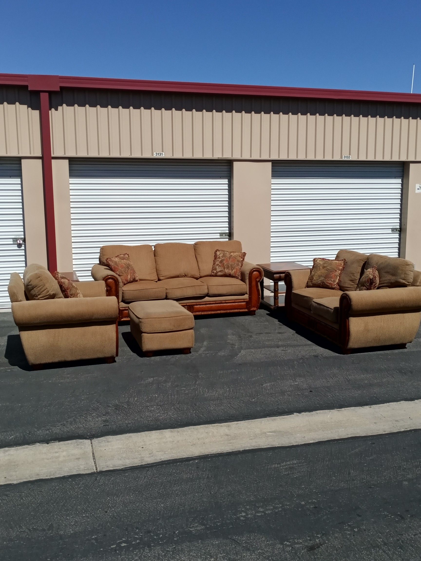 Gorgeous RC Willey Livingroom Set 🧨 Free Delivery 🧨🚚 Excellent Condition!!!!