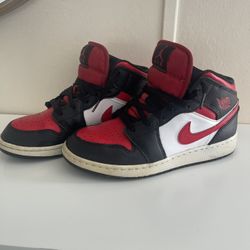 Jordan 1 Mid, Size 6 Boys