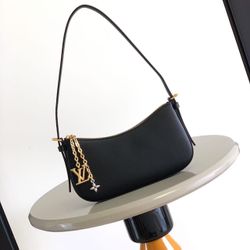 Black shoulder bag with black straps, a classic style that never goes out of fashion. It can be sold as is.