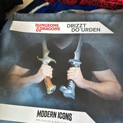 DUNGEONS DRAGONS® DRIZZT DO'URDEN MODERN ICONS swords Game Stop Exclusive 