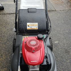 HONDA HRX217 SELF PROPELLED LAWN MOWER. 