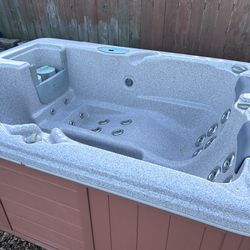 6 Person Hot Tub Spa – 25 Jets – Fully Working – Needs 220V Hookup