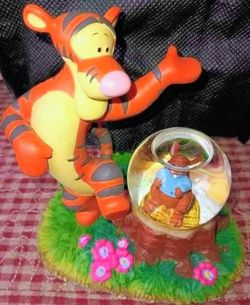 Collectible Disney Tigger & Roo Snow Globe - Nice gift!