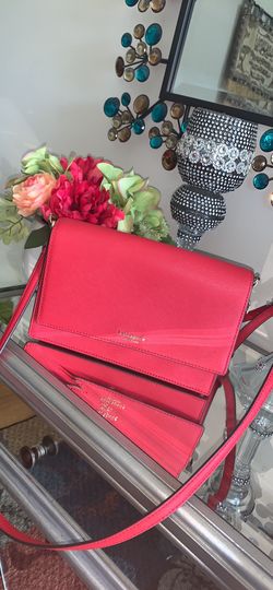 Authentic Kate spade cross body bag in good condition .