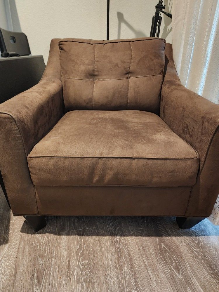 2 Rooms To Go Accent Chairs & Ottoman