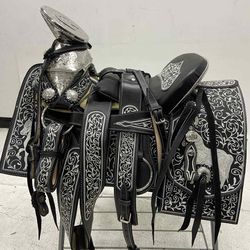 Montura Charra Bordada con Herraje y Fuste Plateado