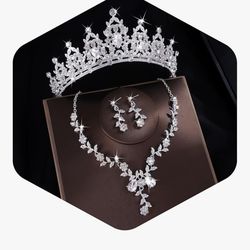 New new new crown with necklace and earrings