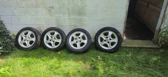 Set of four Hyundai aluminum La rims and tires in good condition size can be seen in pictures