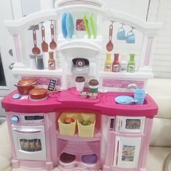 Step2 Fun With Friends Kitchen With Playfood and Accessories