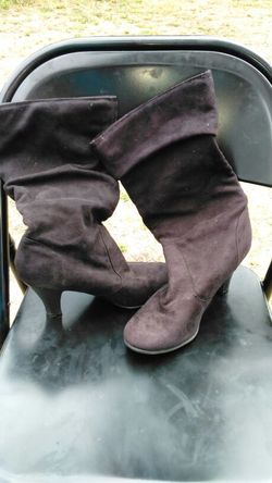 Leather black boots with heels