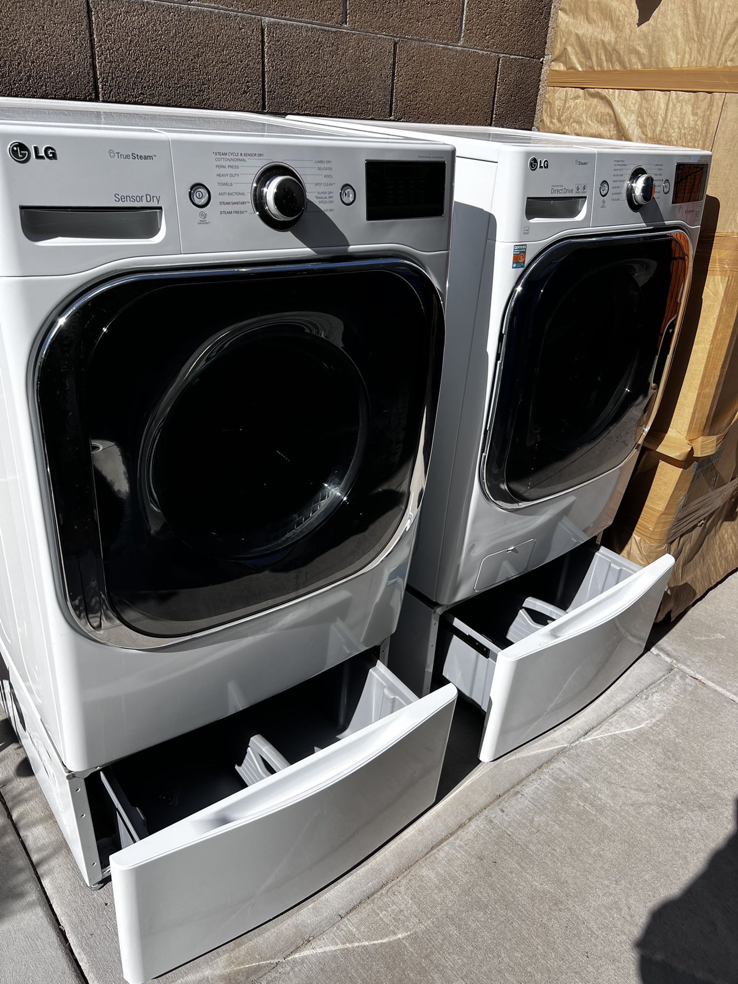 LG Washer & Dryer Set w/Pedestals