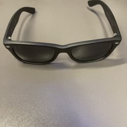 Ray-Ban New Wayfarer Classic Sunglasses - RB2132 622 - Polarized - Size 52mm - Great Everyday Pair Brand: Ray-Ban (Made in Italy) Model: RB2132 New Wa