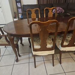  6 Chaires Dining Table In Good Condition Solid Wood 