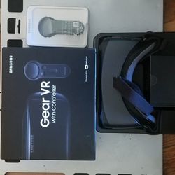 BRAND NEW Samsung gear vr in box with manual and controller.