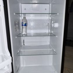 Hisense Mini Fridge – Black, Brand New (Minor Dents)