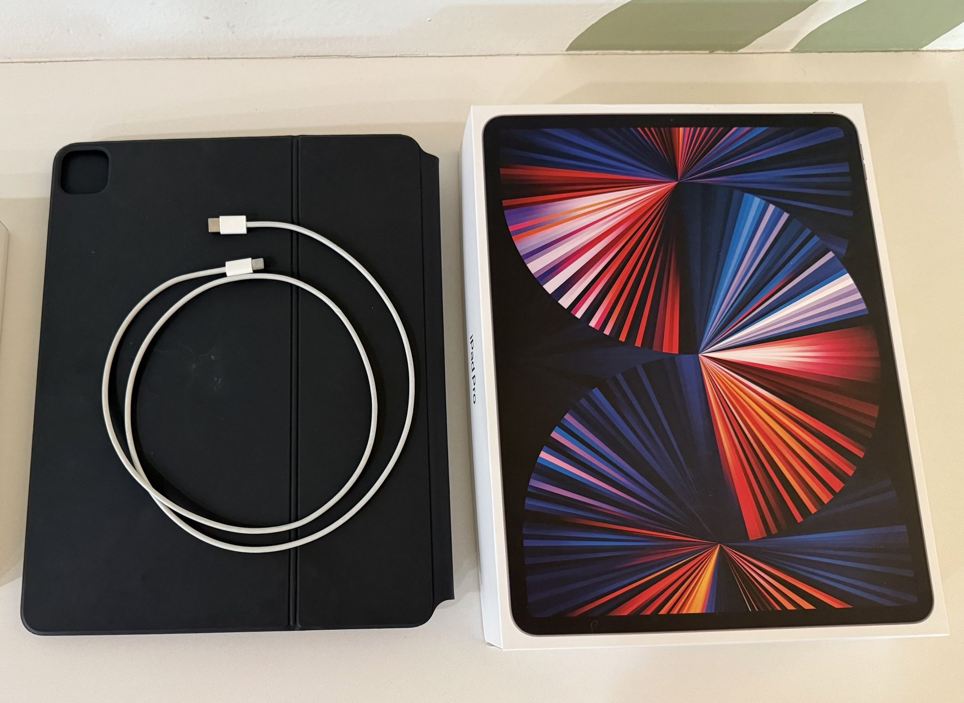 iPad Pro 12.9” (5th Gen M1) + Magic Keyboard + Boxes