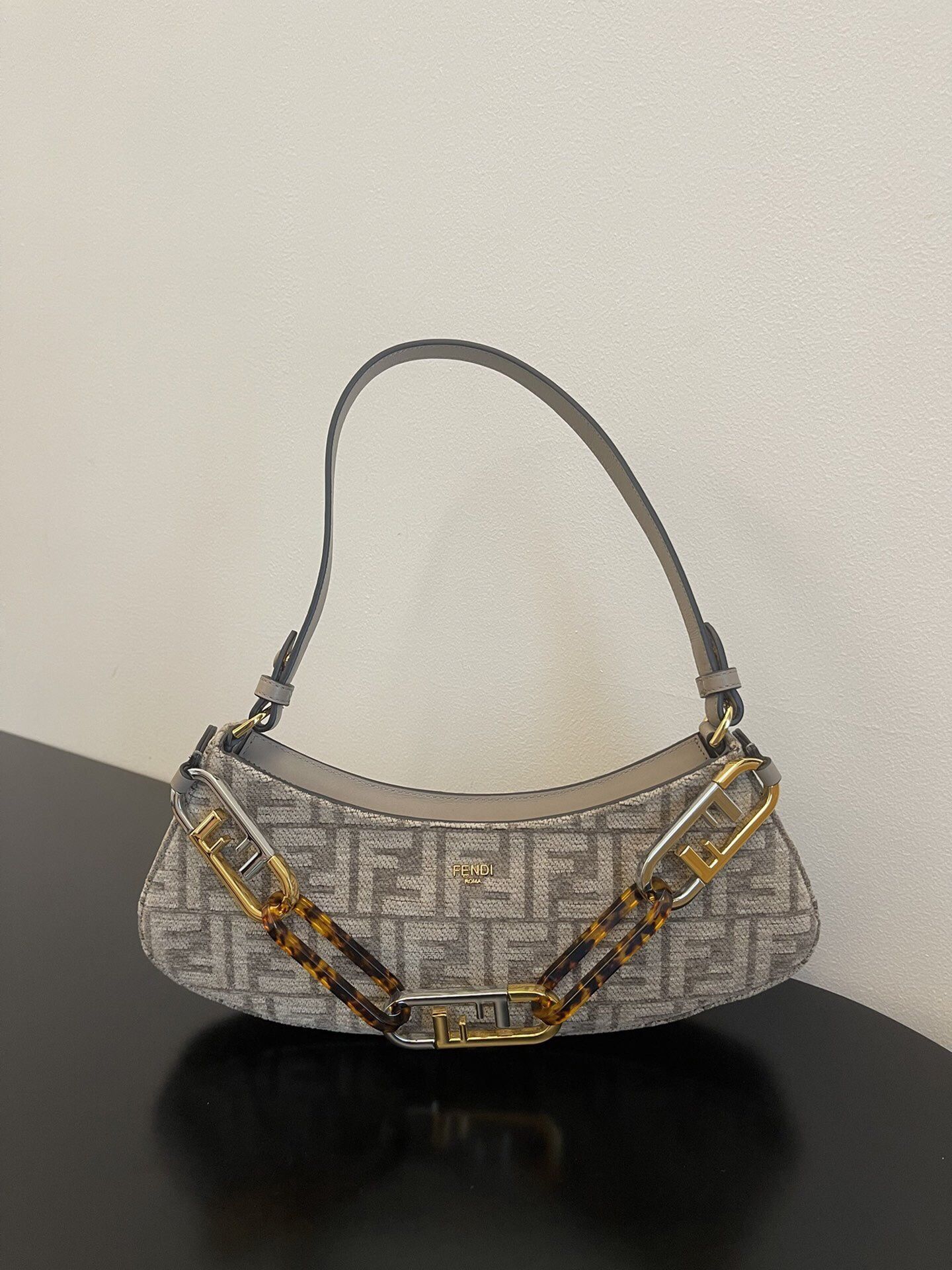 Ladies Grey 𝐅𝐅 𝐅𝐞𝐧𝐝𝐢 O’Lock Swing Purse