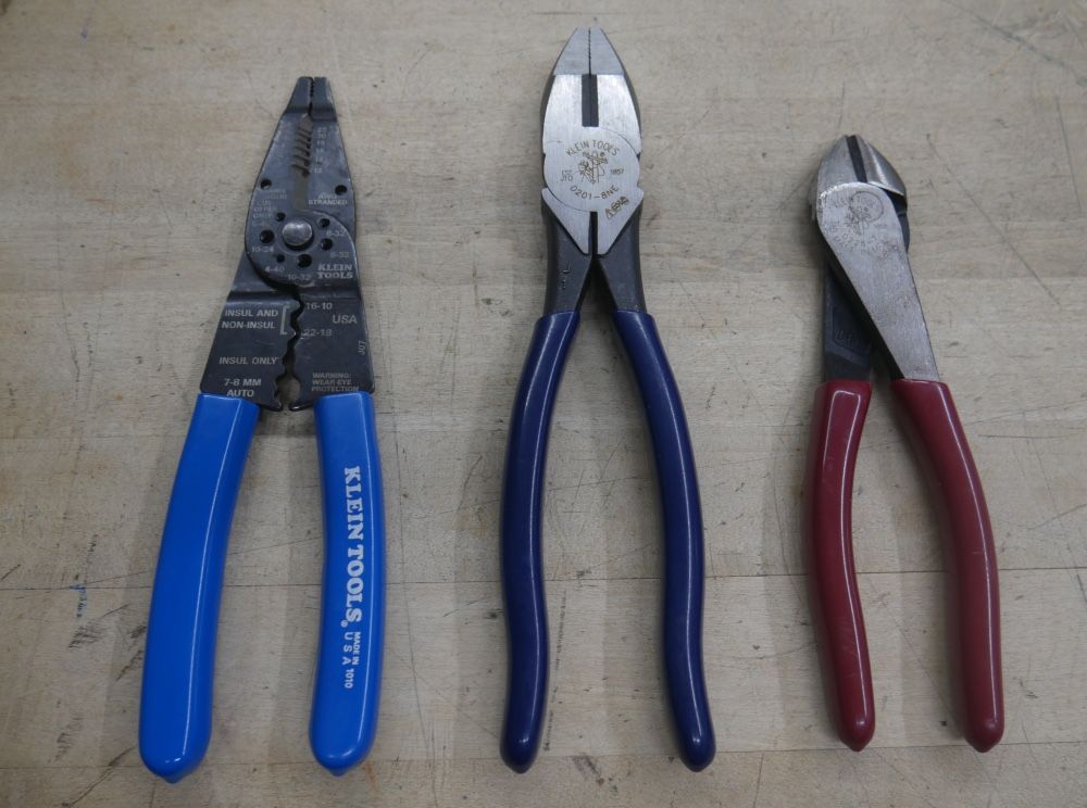 lot 3 klein tools STRIPPER JO7 ; D228-7 CUTTERS ; D201-8NE PLYERS USED. TESTED. IN A GOOD WORKING ORDER.