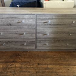 Dresser With 6 Drawers $100
