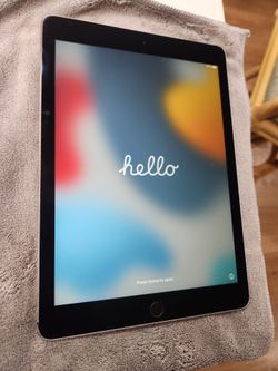 iPad 6th Gen (9.7") - 32GB - Space Gray - Apple Pencil Support + Charger