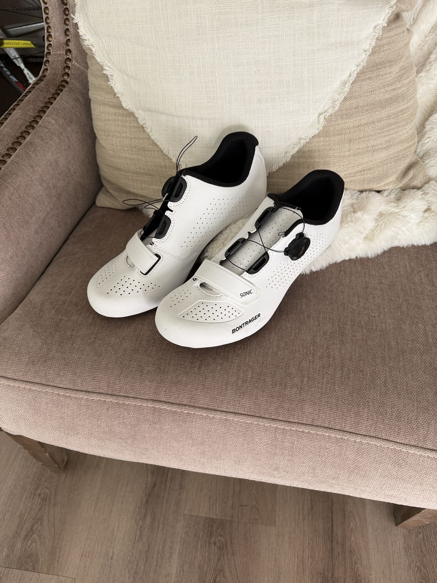 Women’s Cycling Shoes 9.5 - NEW