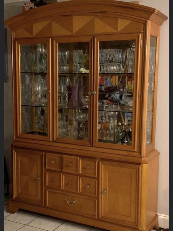 Solid oak china cabinet beautiful great / Almost perfect condition for