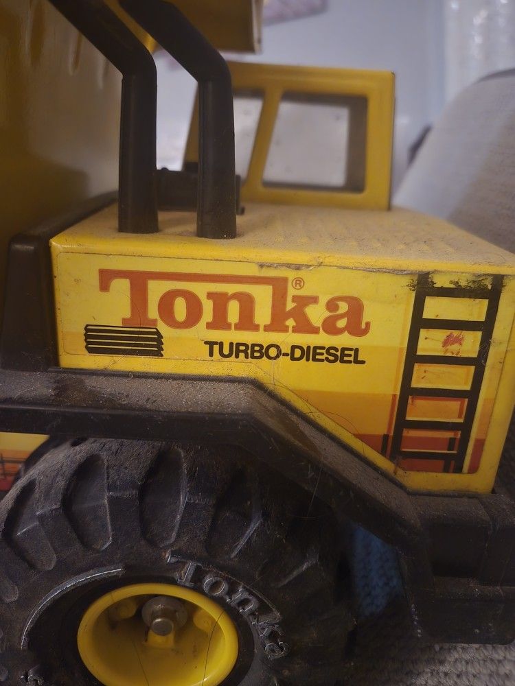 VINTAGE TONKA TRUCK COLLECTABLE