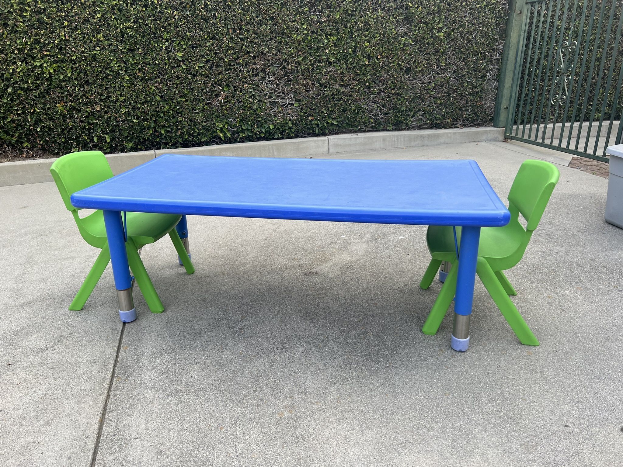 Children’s table and 4 chairs