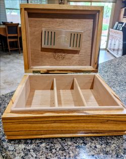 Cigar humidor